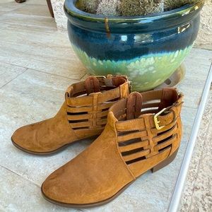 American Eagle brown beige ankle boots.